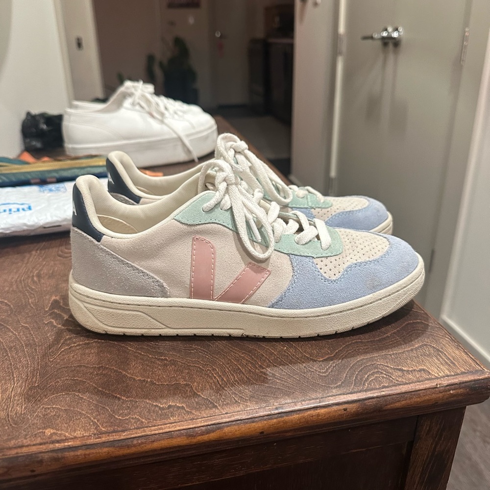 *FREE SHIPPING* Pastel Veja V-10 Sneakers
